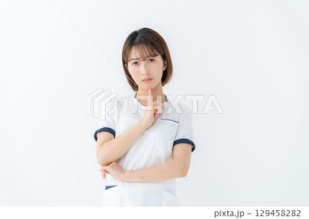 女性　白衣　看護師　医療　悩む 129458282