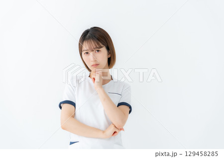 女性　白衣　看護師　医療　悩む 129458285