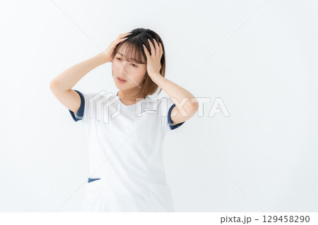 女性　白衣　看護師　医療　悩む 129458290