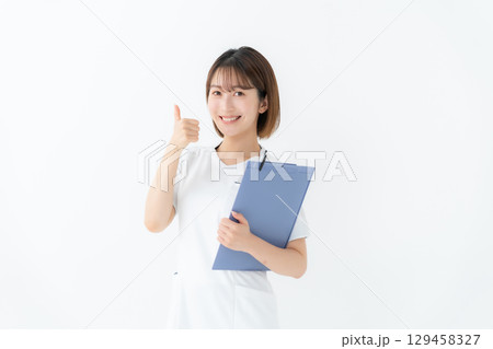 女性 白衣 看護師 医療 カルテ サムズアップ 女性 白衣 看護師 医療 カルテ サムズアップ 129458327