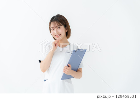 女性 白衣 看護師 医療 カルテ 女性 白衣 看護師 医療 カルテ 129458331
