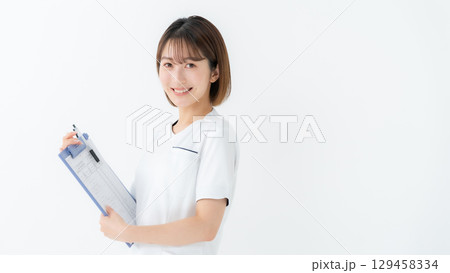 女性　白衣　看護師　医療　カルテ　 129458334