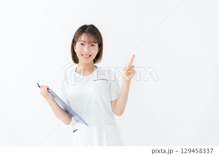 女性 白衣 看護師 医療 カルテ 指差し 女性 白衣 看護師 医療 カルテ 指差し 129458337