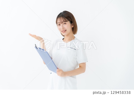 女性 白衣 看護師 医療 カルテ 手かざし 女性 白衣 看護師 医療 カルテ 手かざし 129458338