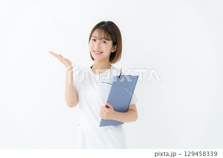 女性 白衣 看護師 医療 カルテ 手かざし 女性 白衣 看護師 医療 カルテ 手かざし 129458339