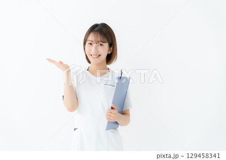 女性　白衣　看護師　医療　カルテ　手かざし 129458341