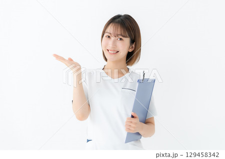 女性　白衣　看護師　医療　カルテ　手かざし 129458342