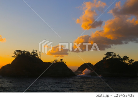 堂ヶ島の向こうに綺麗な夕陽 129458438