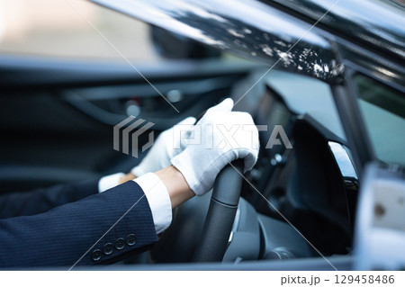 ドライバー　白手袋　手元 129458486