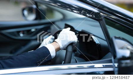 ドライバー　白手袋　手元 129458487