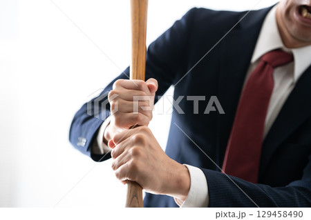 暴力　バット　襲う 129458490