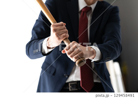 暴力　バット　襲う 129458491