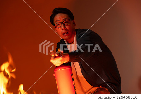 消化器　火災　炎 129458510