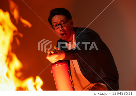 消化器 火災 炎 消化器 火災 炎 129458511