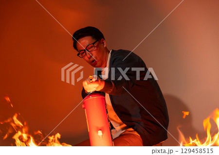 消化器　火災　炎 129458515