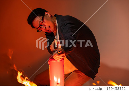 消化器　火災　炎 129458522