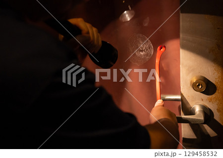 強盗　犯罪　侵入 129458532