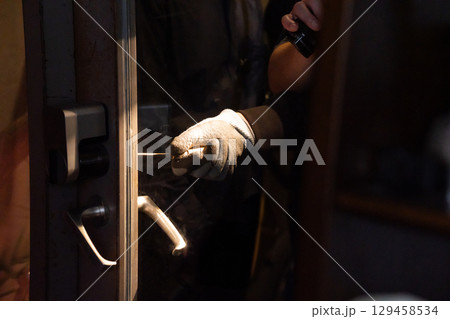 強盗　犯罪　侵入 129458534