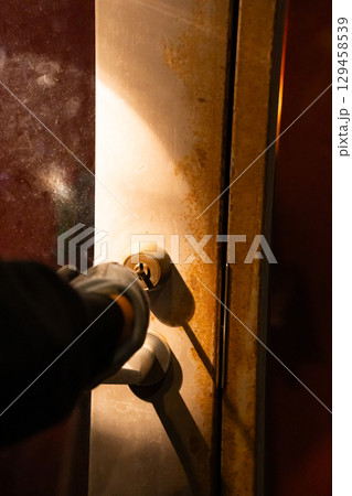 強盗 犯罪 侵入 強盗 犯罪 侵入 129458539