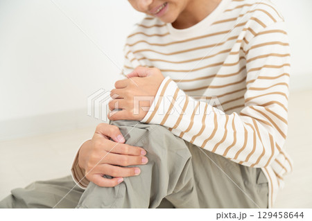 膝の痛みに苦しむ中学生の女の子 129458644
