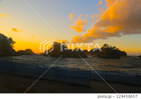 堂ヶ島の向こうに綺麗な夕陽 129458657