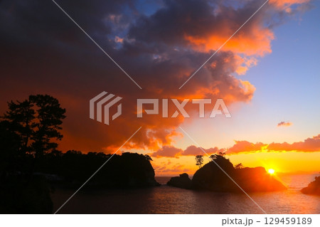 堂ヶ島の向こうに綺麗な夕陽 堂ヶ島の向こうに綺麗な夕陽 129459189