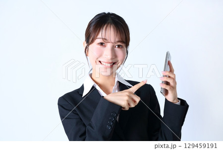 スマホとポジティブな女性会社員のイメージ 129459191