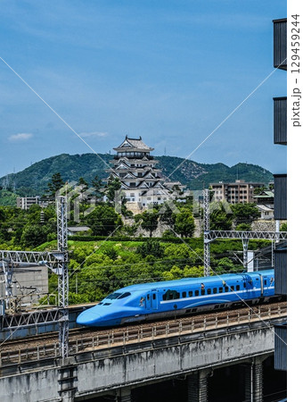 ワンピース新幹線が福山城前を疾走 129459244