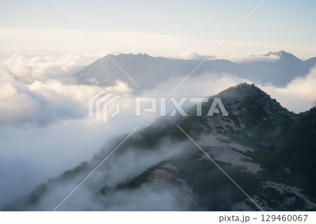 雲海と山脈 129460067