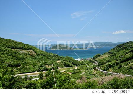 由良町衣奈、鷹島(左)・苅藻島(右)を望む　【和歌山県日高郡由良町】 129460096