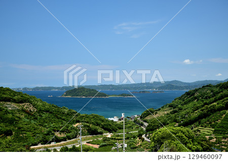 由良町衣奈、鷹島(左)・苅藻島(右)を望む　【和歌山県日高郡由良町】 129460097