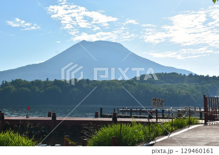 阿寒湖 早朝の雄阿寒岳 阿寒湖 早朝の雄阿寒岳 129460161