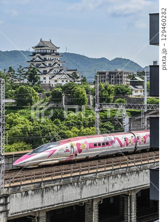 ハローキティ新幹線　福山城に接近 129460282
