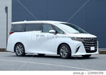 白いミニバン　イメージ 129460399