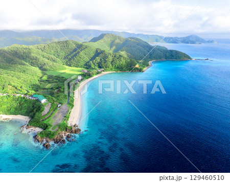 早朝の倉崎海岸（鹿児島県 奄美大島） 129460510