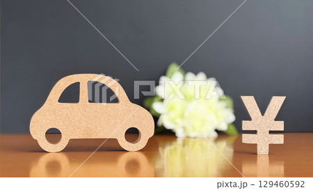 車小物と立体の日本円マークと植物_黒背景 129460592