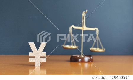 立体の日本円マークと天秤_黒背景 129460594