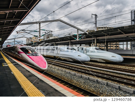 ハローキティ新幹線 西明石駅新幹線ホームでスリーショット ハローキティ新幹線 西明石駅新幹線ホームでスリーショット 129460786