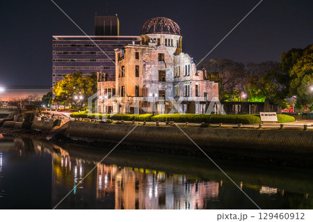 《広島県》原爆ドーム・平和記念公園の夜景 129460912