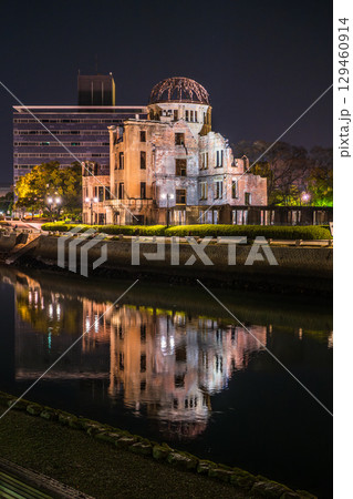 《広島県》原爆ドーム・平和記念公園の夜景 129460914