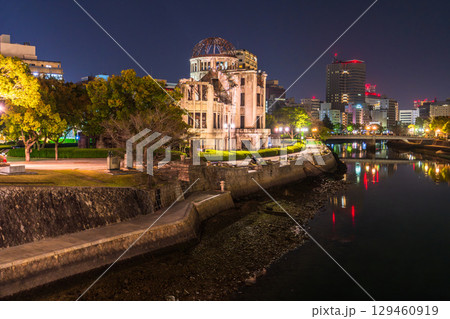 《広島県》原爆ドーム・平和記念公園の夜景 129460919