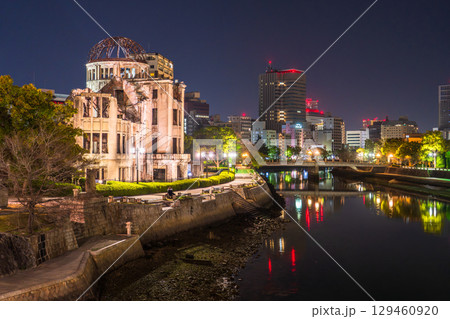 《広島県》原爆ドーム・平和記念公園の夜景 129460920