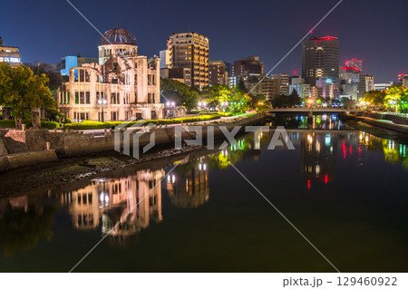 《広島県》原爆ドーム・平和記念公園の夜景 129460922