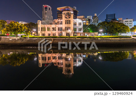 《広島県》原爆ドーム・平和記念公園の夜景 129460924