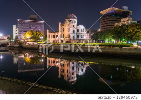 《広島県》原爆ドーム・平和記念公園の夜景 《広島県》原爆ドーム・平和記念公園の夜景 129460975