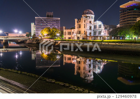 《広島県》原爆ドーム・平和記念公園の夜景 129460978
