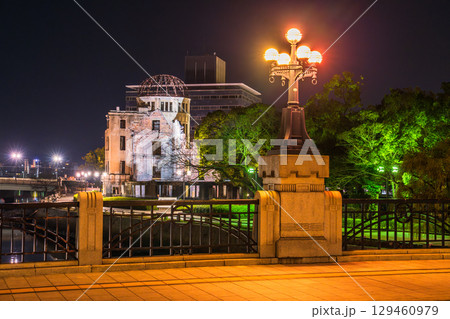 《広島県》原爆ドーム・平和記念公園の夜景 129460979