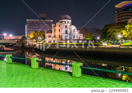 《広島県》原爆ドーム・平和記念公園の夜景 129460981