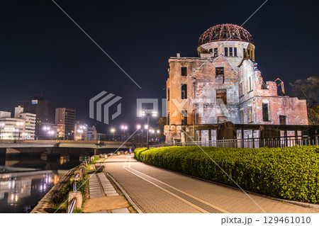 《広島県》原爆ドーム・平和記念公園の夜景 129461010