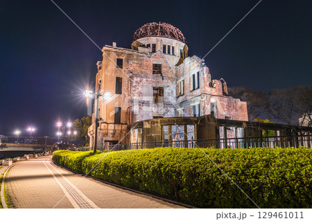 《広島県》原爆ドーム・平和記念公園の夜景 129461011